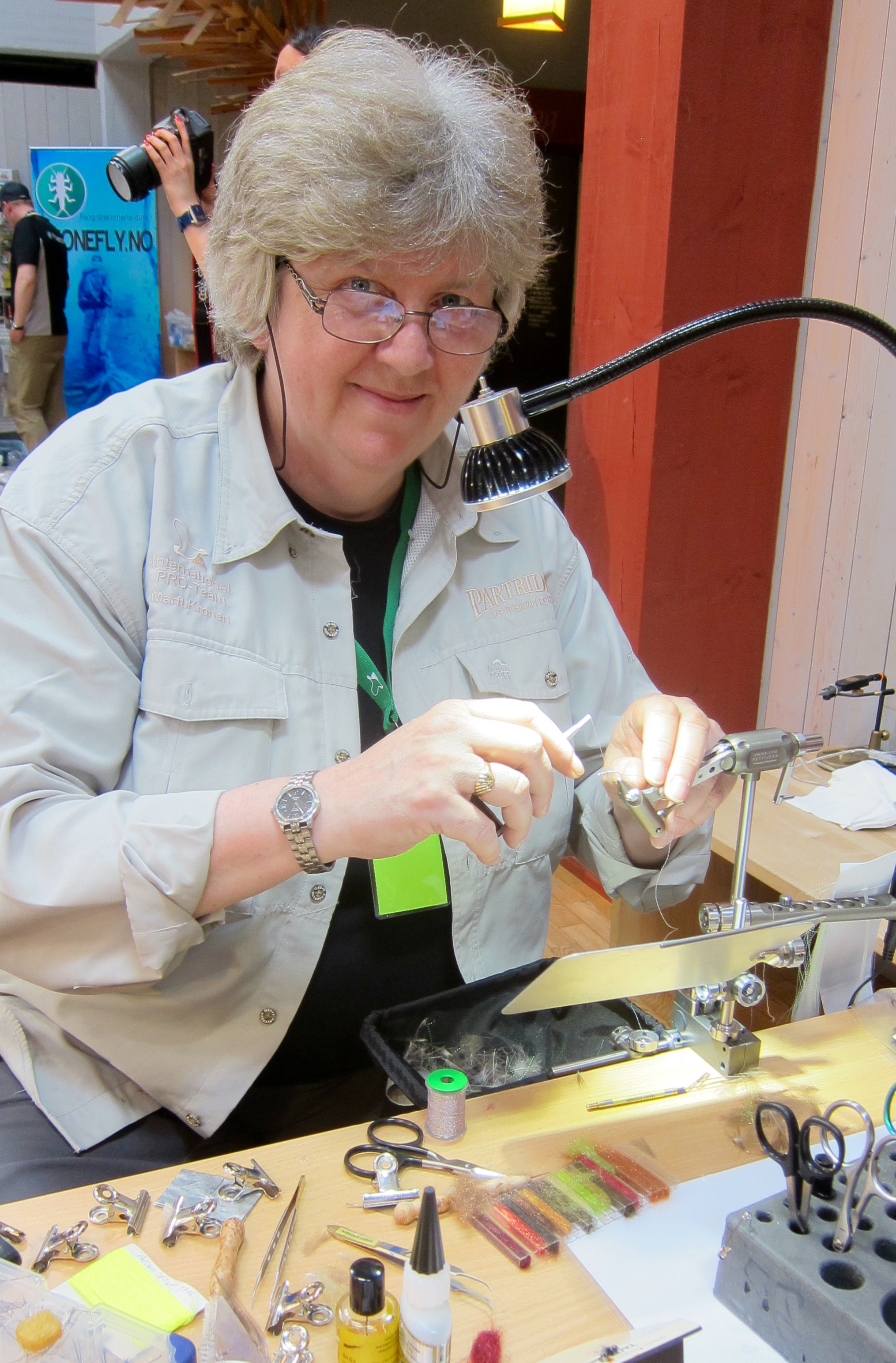 Marit Kronen har hekla verdens minste fiskeflue